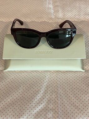 NIB Burberry Women’s Sunglasses Check Red Dark Grey w/ Case